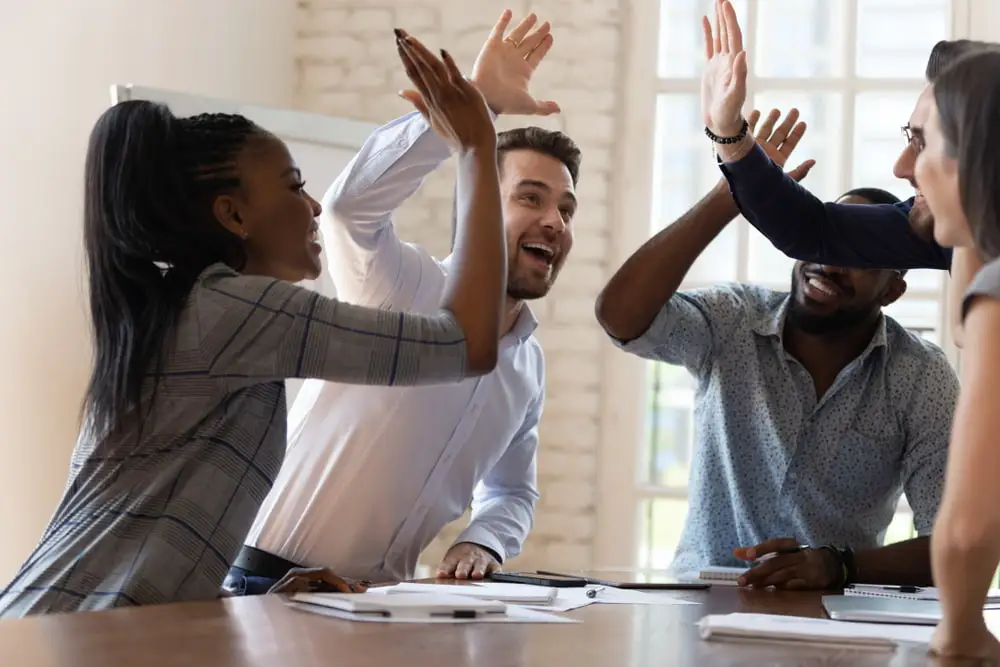 Une équipe de travail célébrant sa réussite