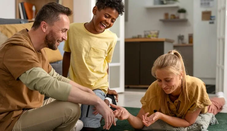 Famille jouant à un jeu de société