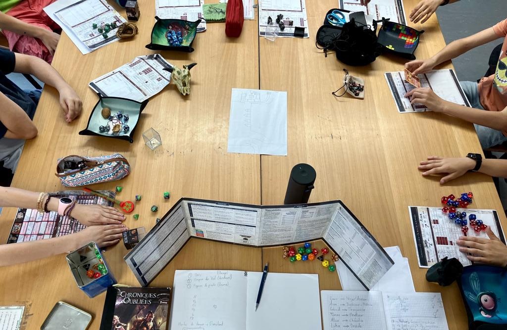 table de classe avec jeu de rôle et mains des particpantes