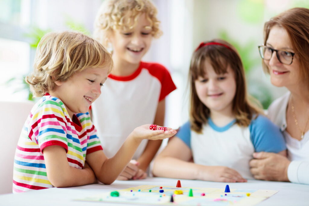 une professeure des école et trois élève en séance de ludopédagogie